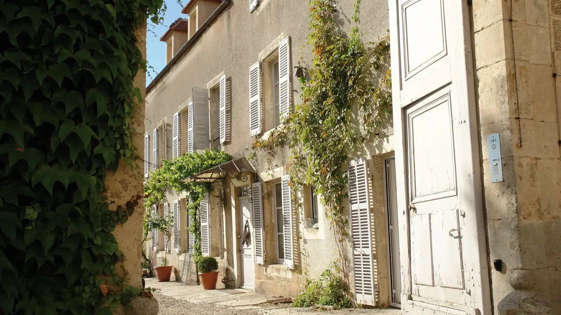 Flavigny-sur-Ozerain entrée sur cour