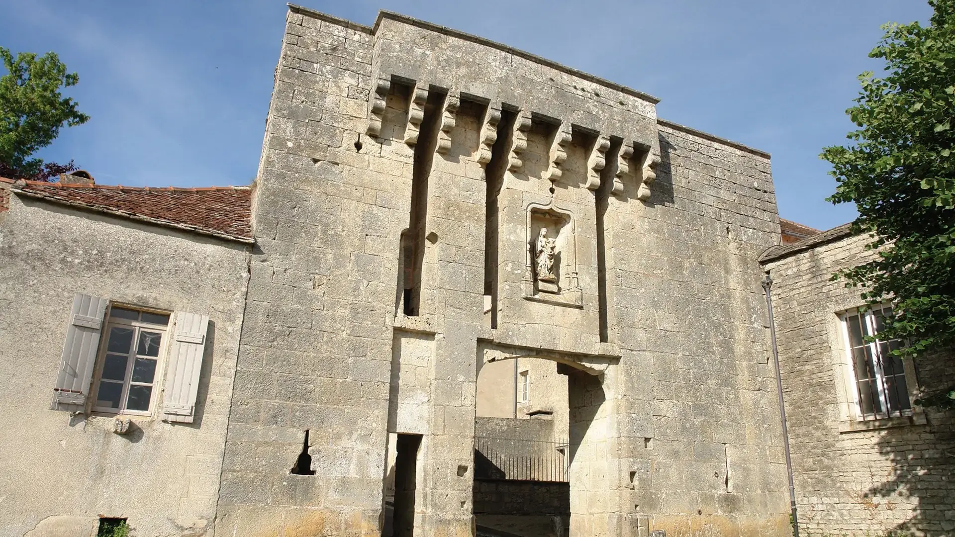 Flavigny-sur-Ozerain porte bourg