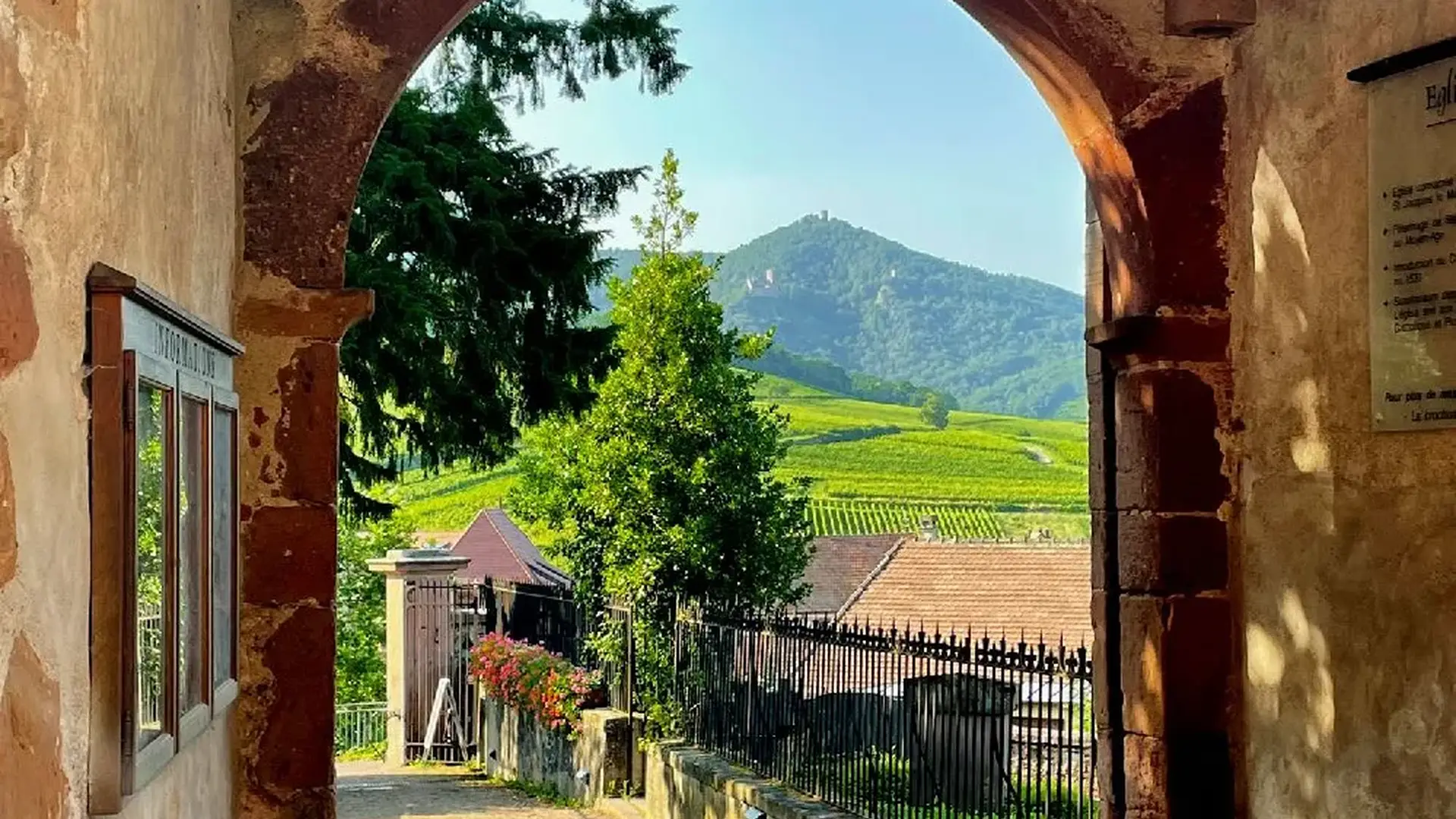 Hunawihr vue depuis le porche de l'église