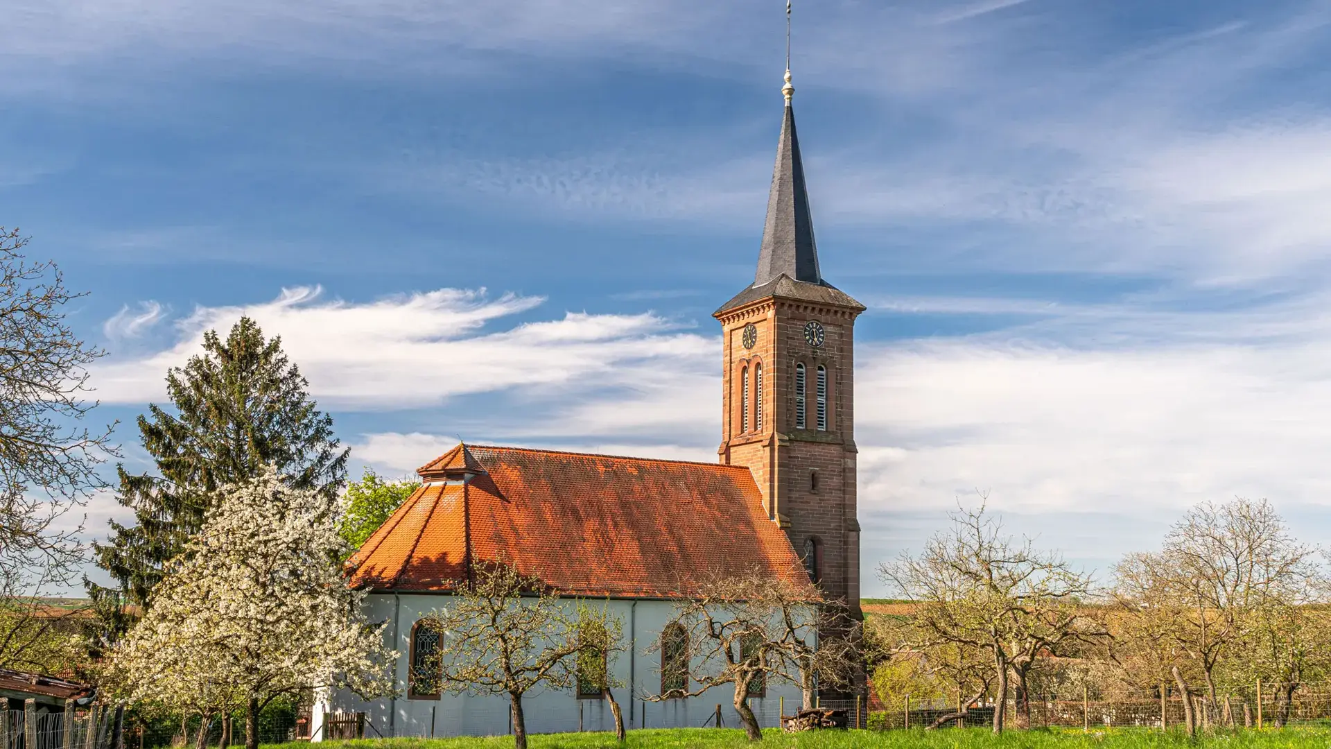 Hunspach, temple au clocher de grès rose