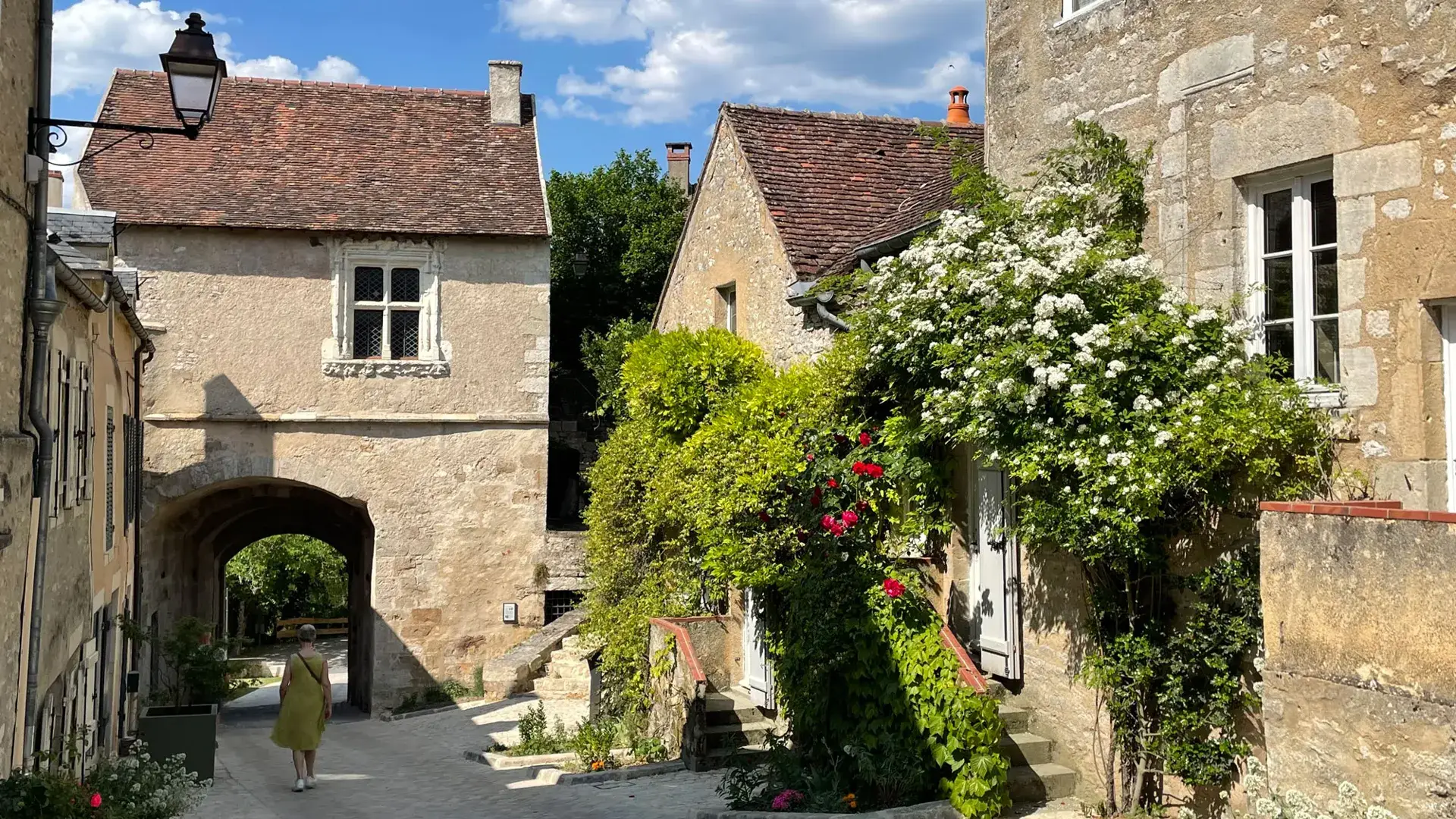 Vézelay, ambiance village rue fleurie