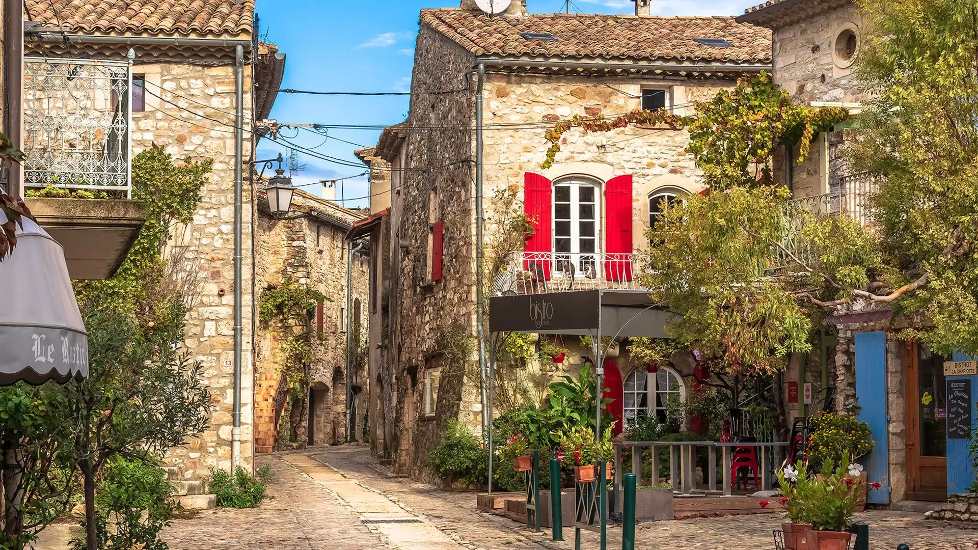Aiguèze, ambiance rue de village