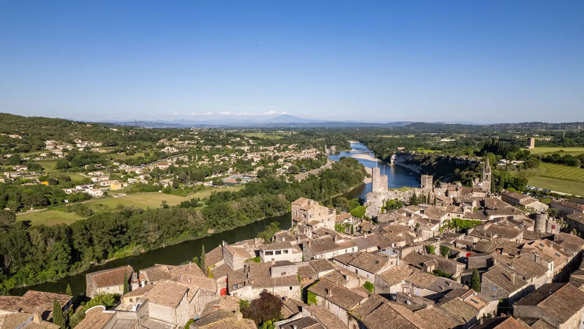 Aiguèze, survol du village et de l'Ardèche