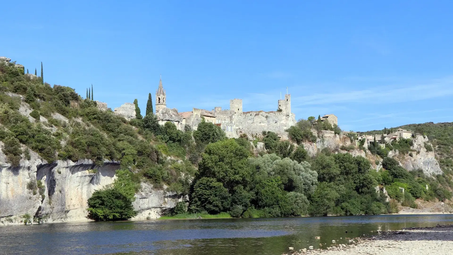 Aiguèze vue depuis l'Ardèche