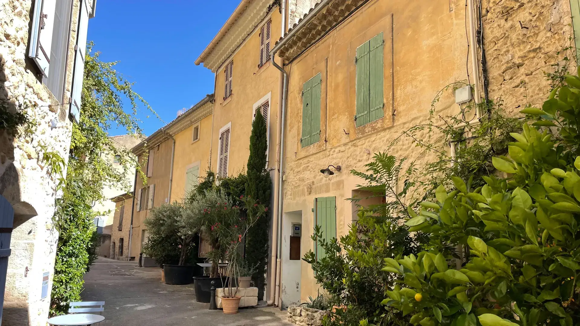 Ansouis, ambiance ruelle village