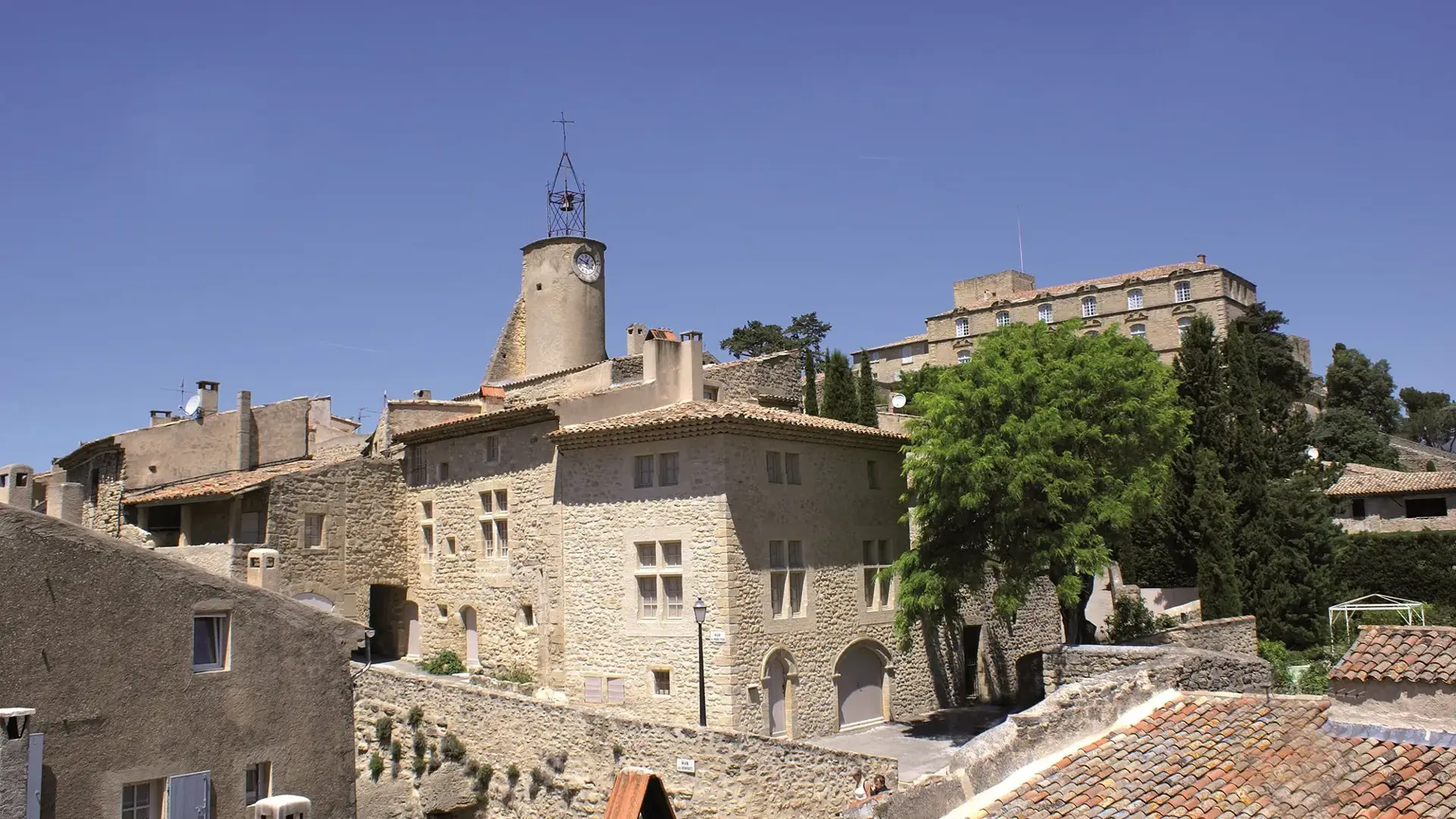 Ansouis rue des remparts