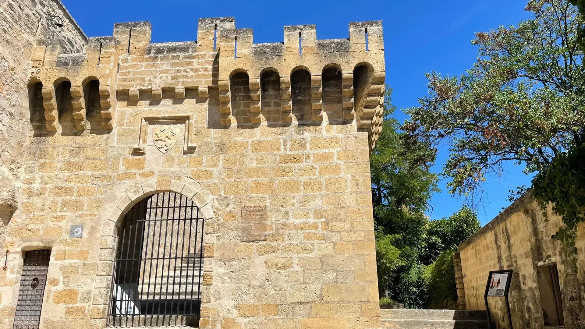 Ansouis, tour crénelée