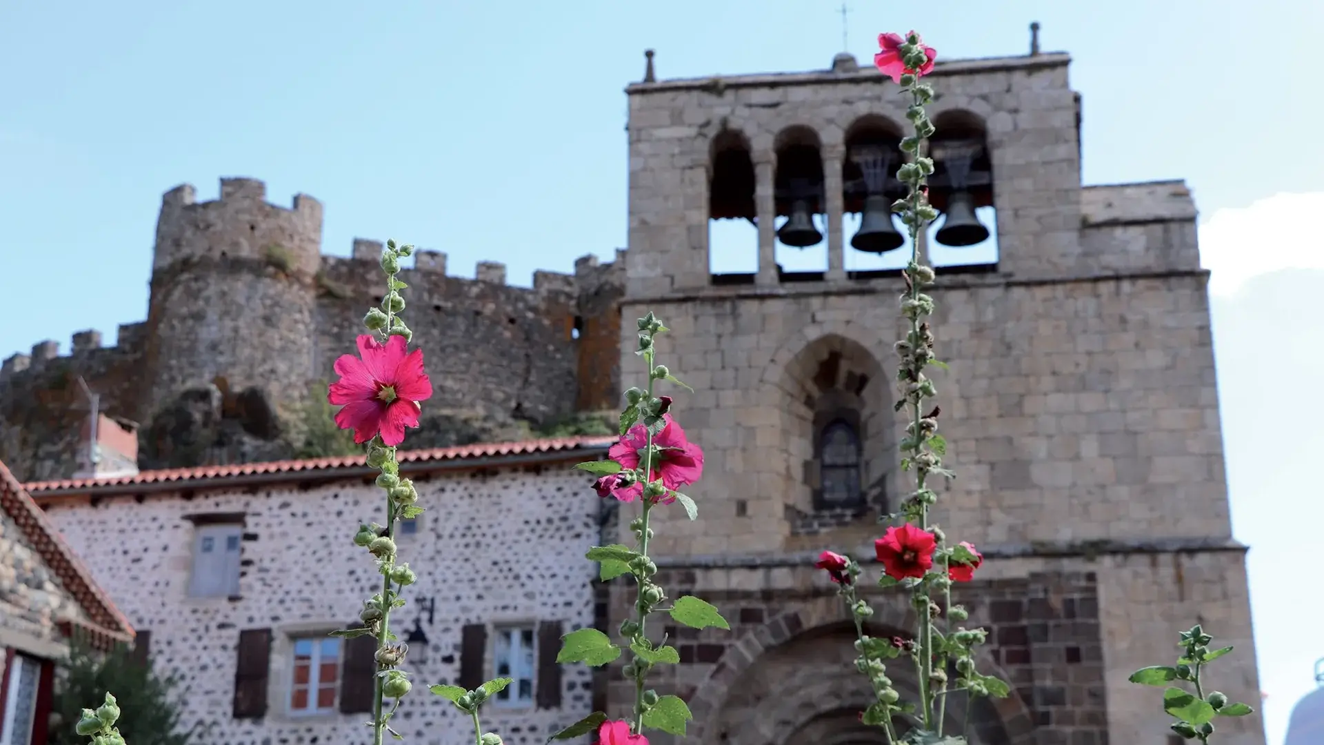 Arlempdes église et roses trémières