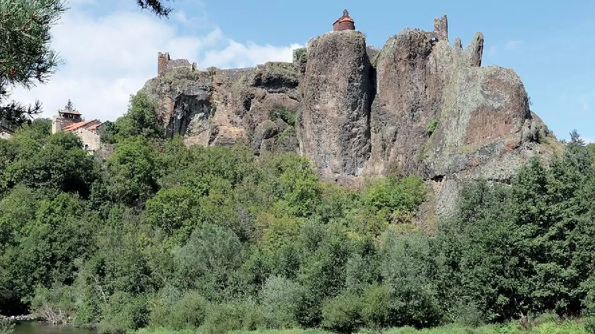 Arlempdes vue chapelle depuis la rivière