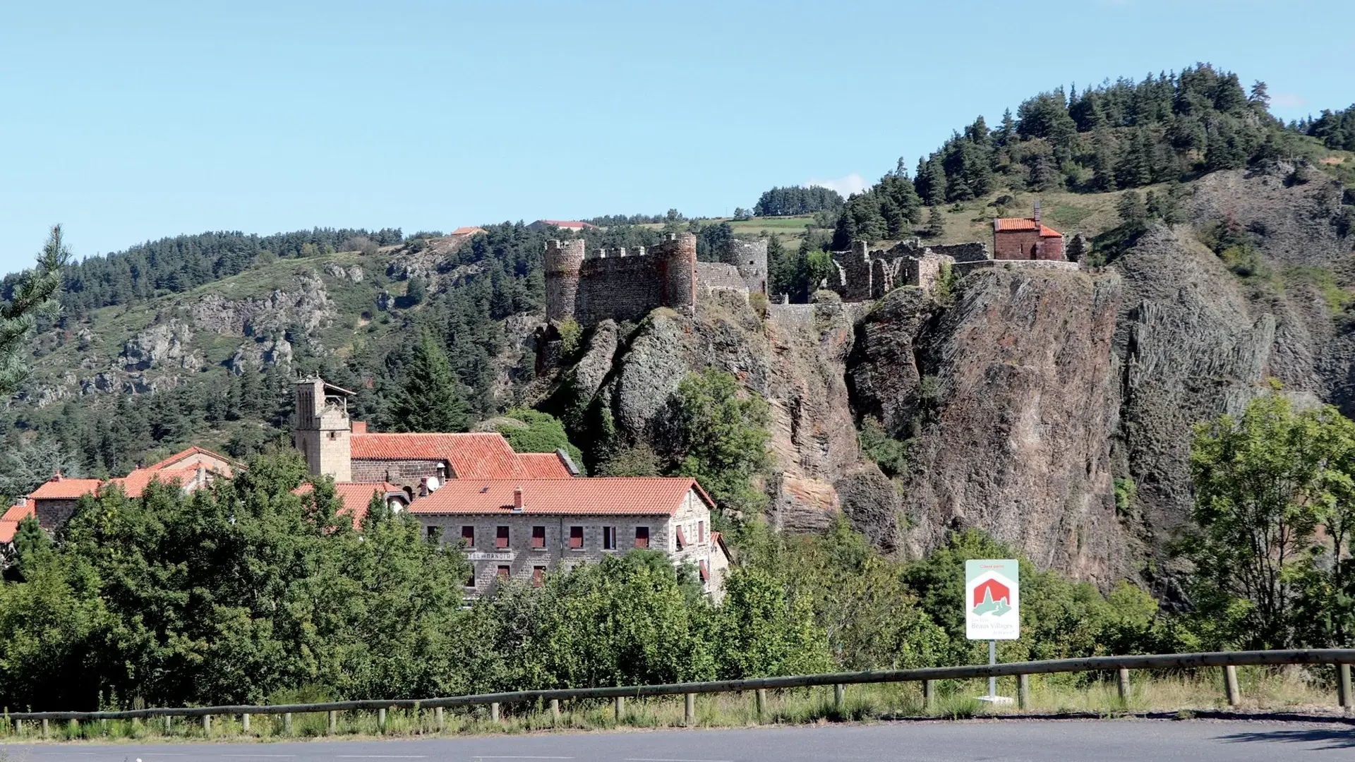 Arlempdes vue village et panneau PBVF