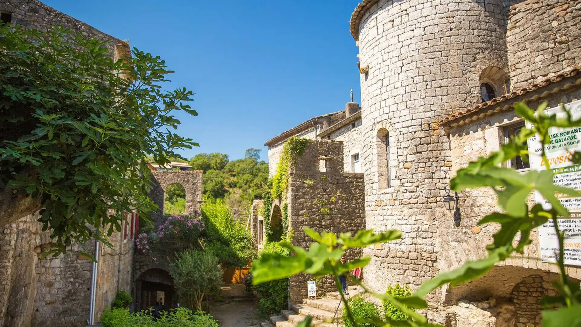 Balazuc, ancien château et cœur de village
