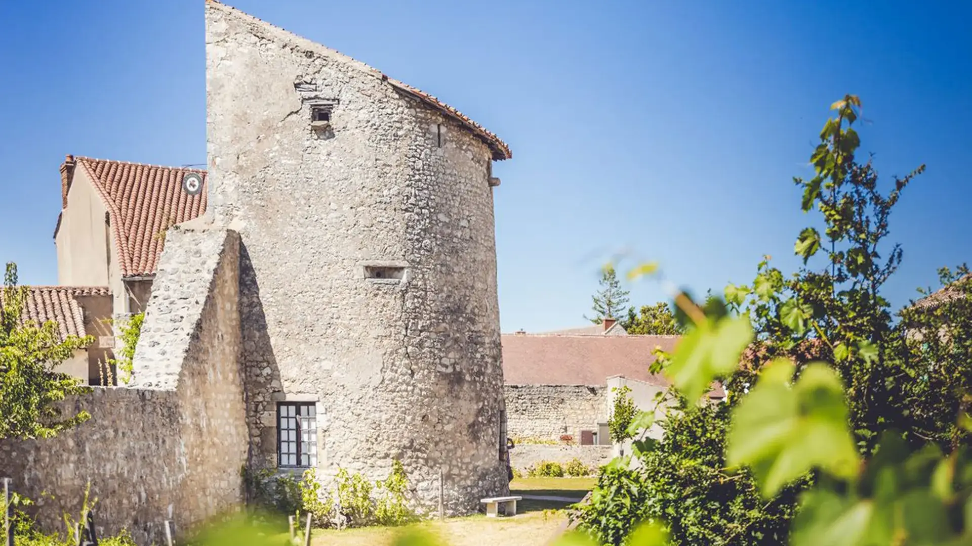 Charroux tour du guêt