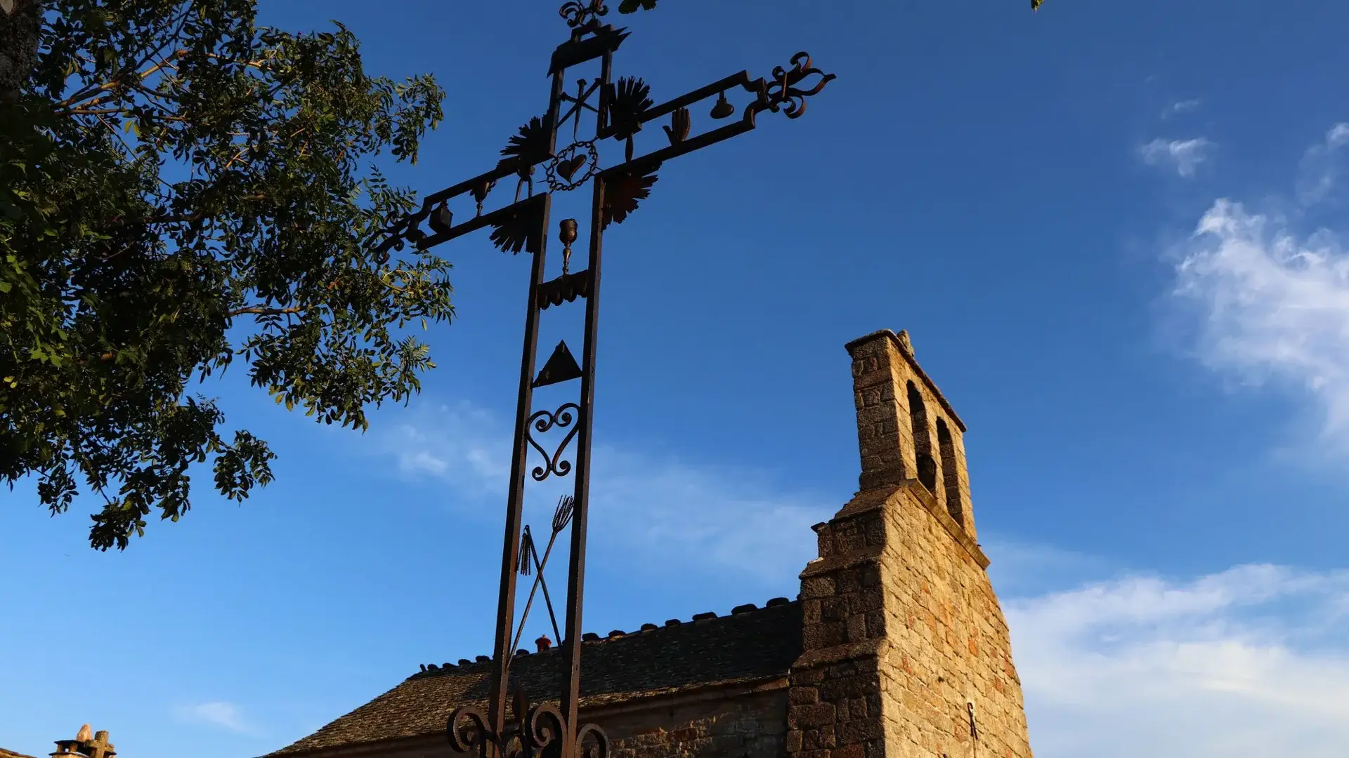 La Garde-Guérin croix et église