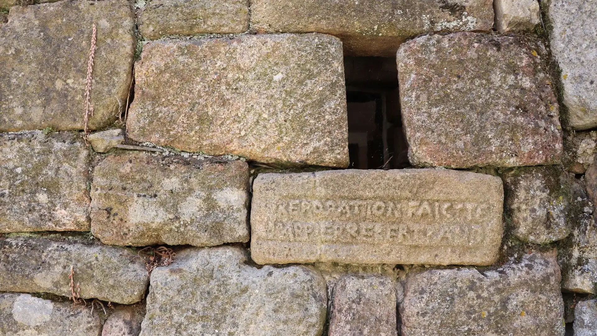 La Garde-Guérin inscription dans la pierre