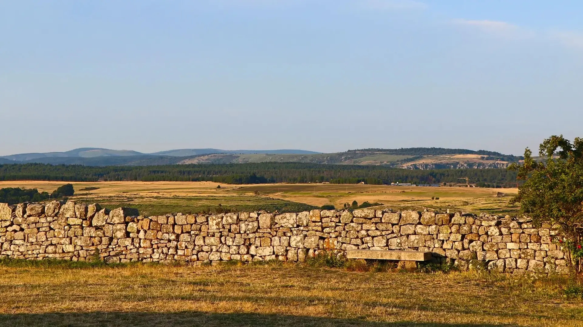 La Garde-Guérin mur de pierre et paysages