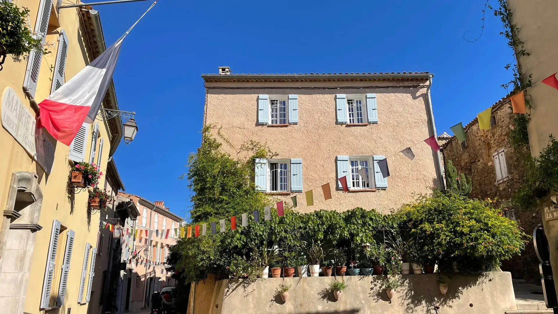 Gassin rue pavoisée mairie