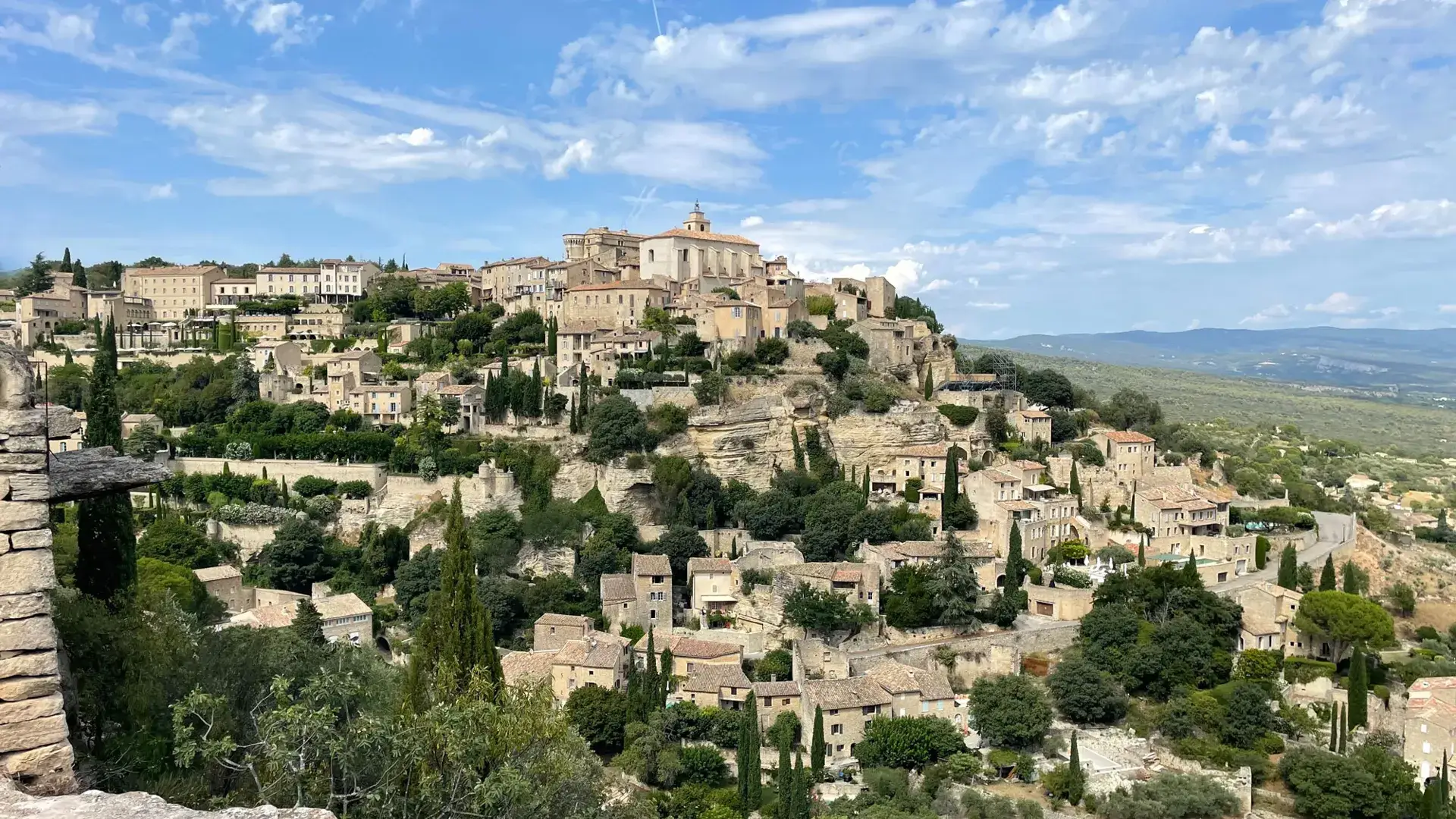 Gordes, vue d'ensemble depuis le rocher de Bel Air