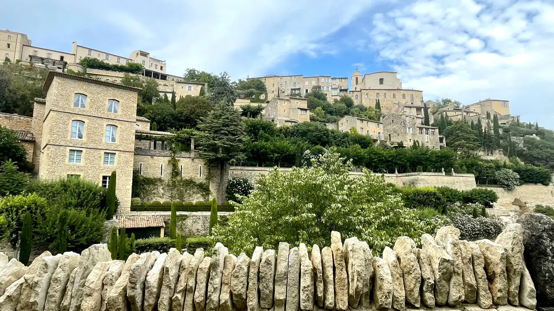 Gordes vue murs pierre sèche
