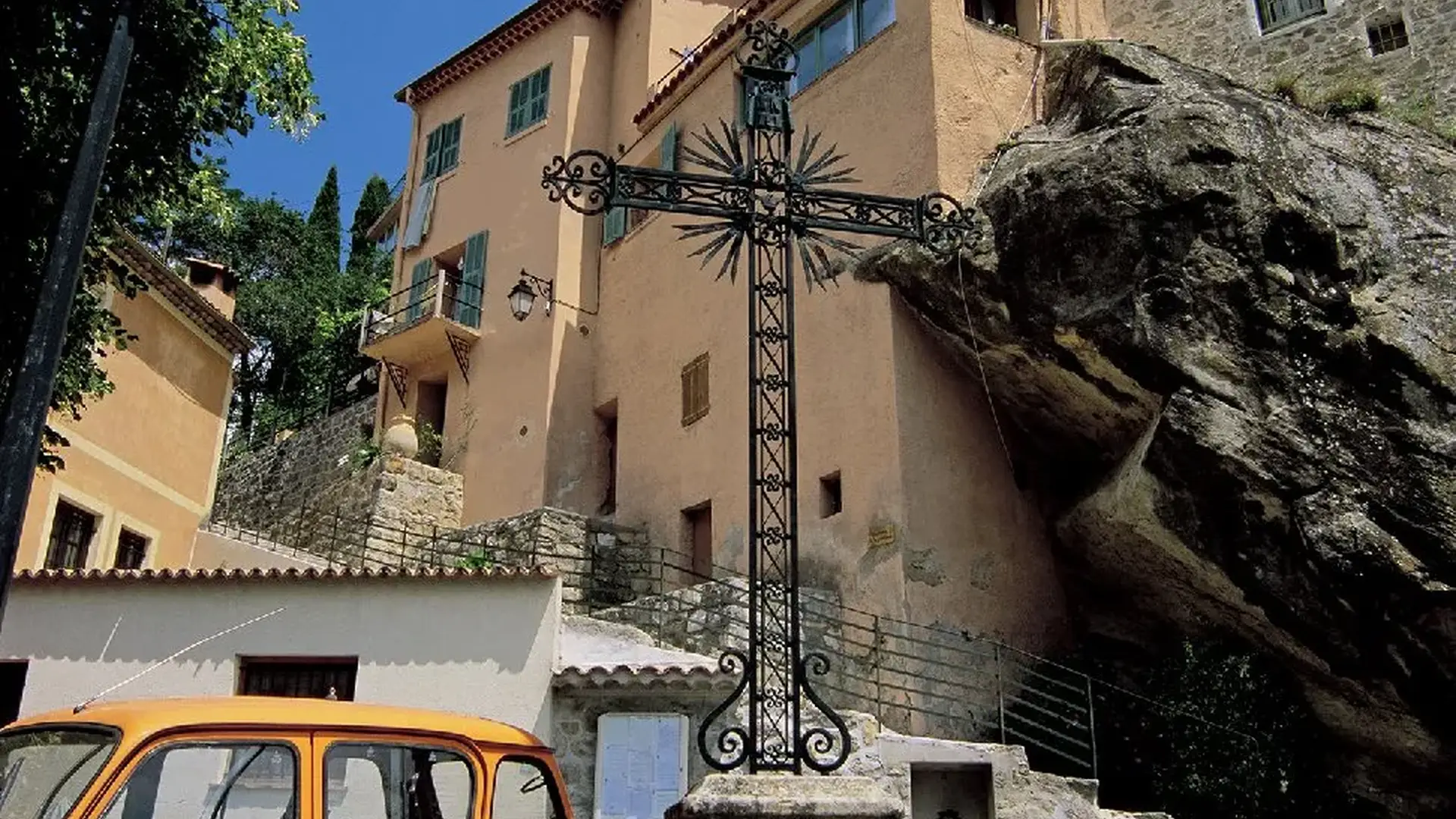 Coaraze calvaire et 4L orange