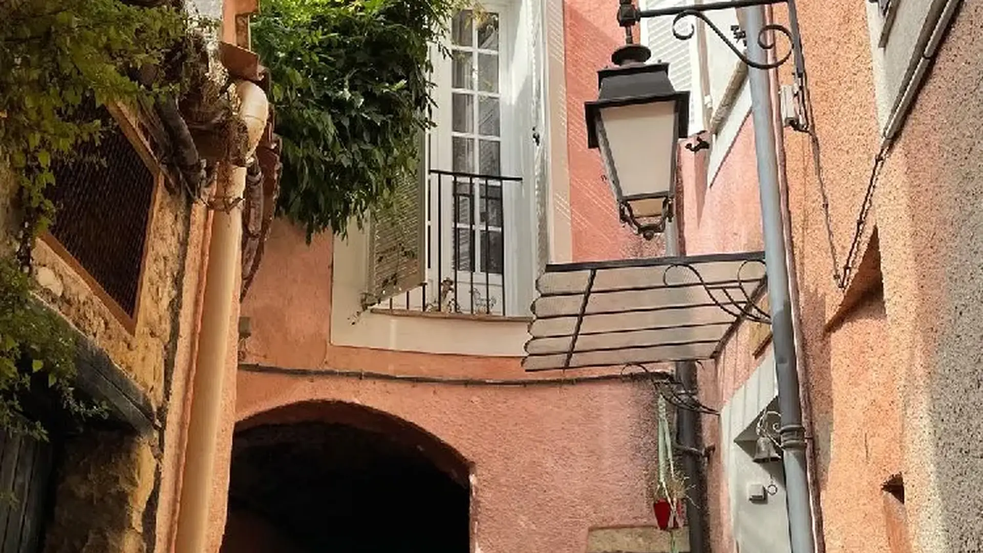 Coaraze façades colorées