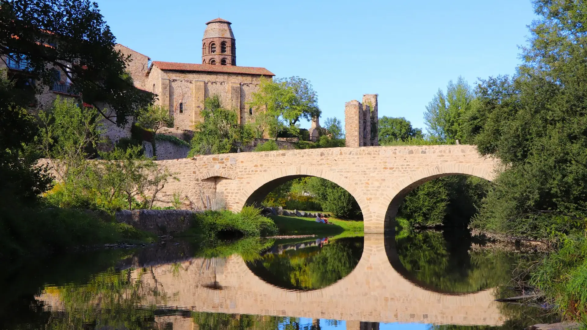 Lavaudieu pont sur la Senouire et abbaye