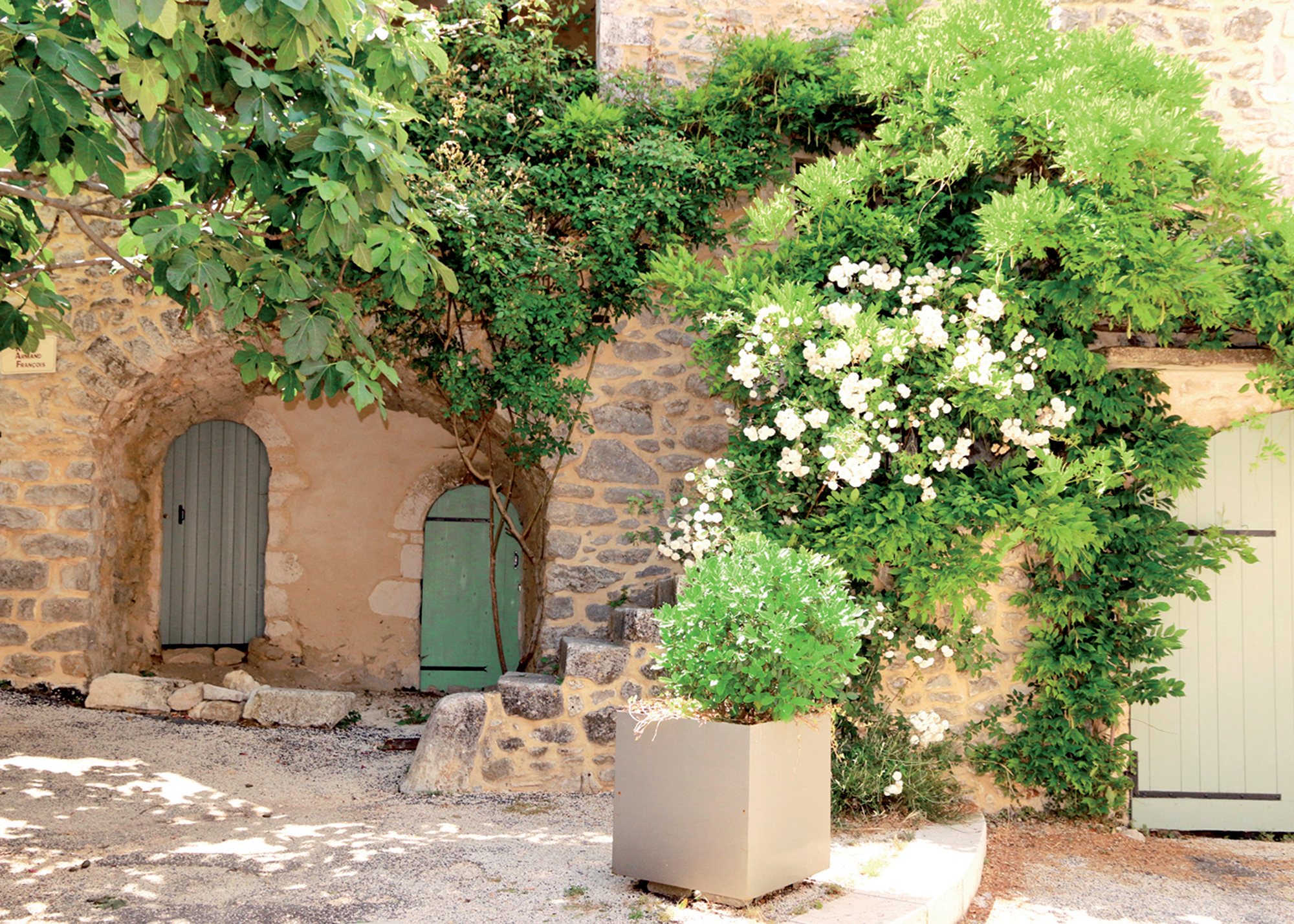Découvrez Lussan (Gard), l'un des Plus Beaux Villages de France