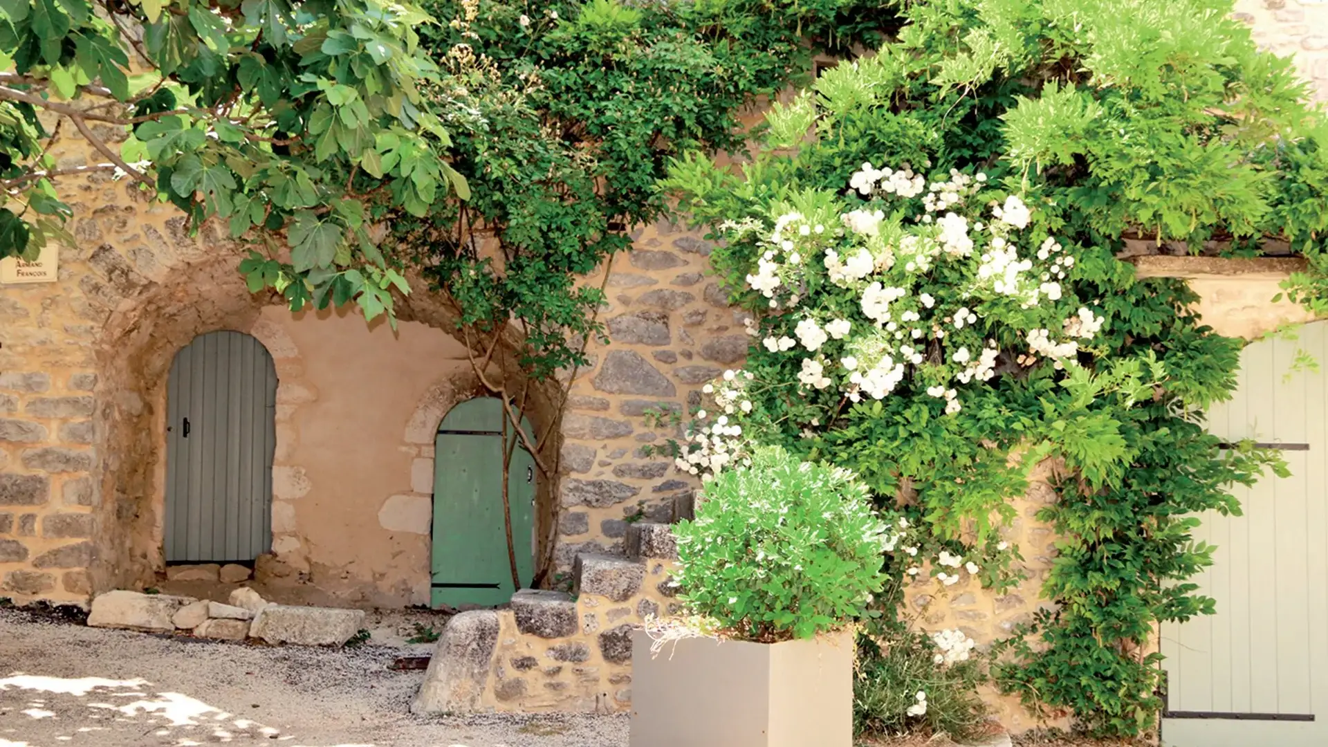 Lussan façade fleurie