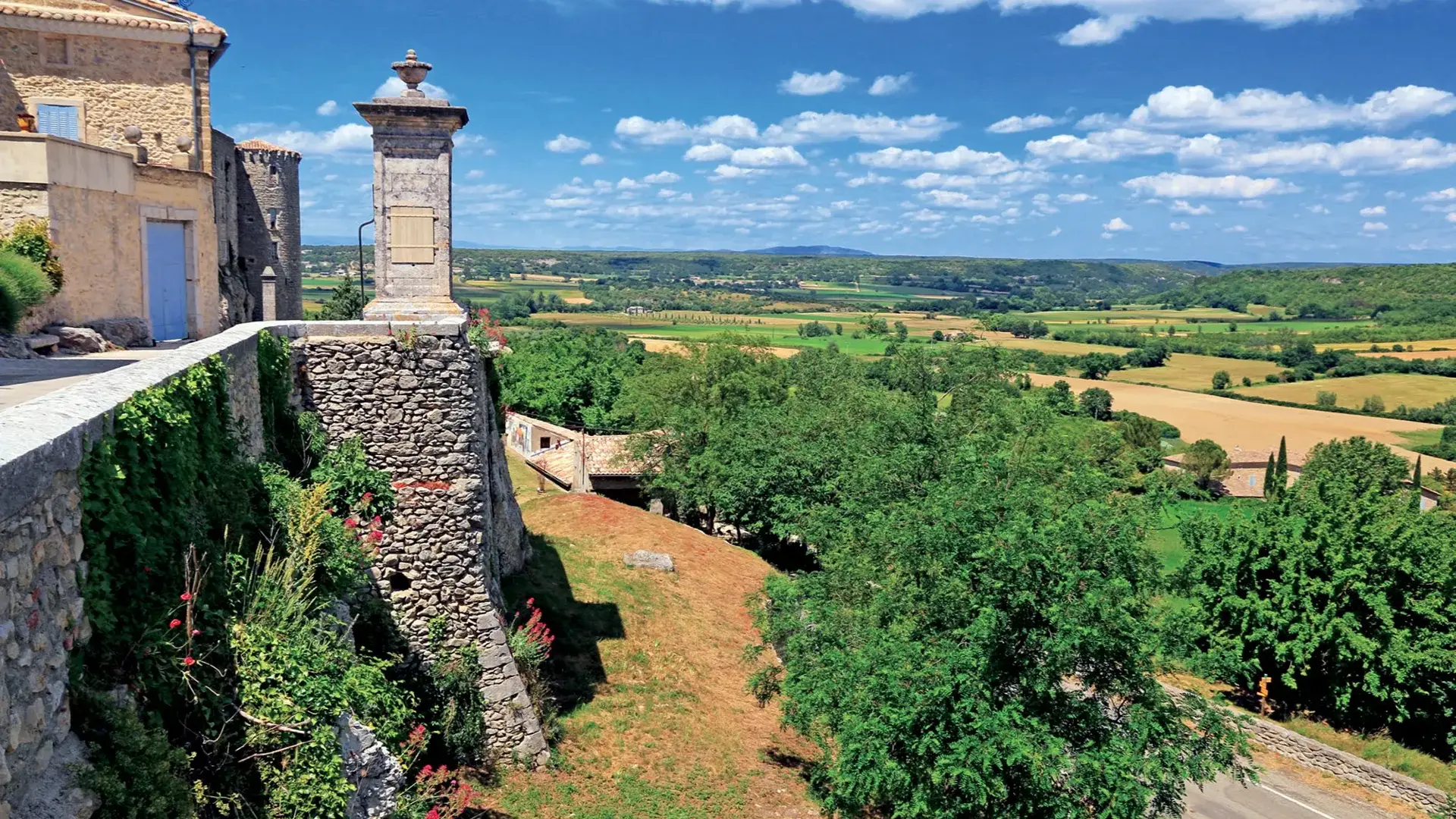Lussan vue paysahes depuis remparts