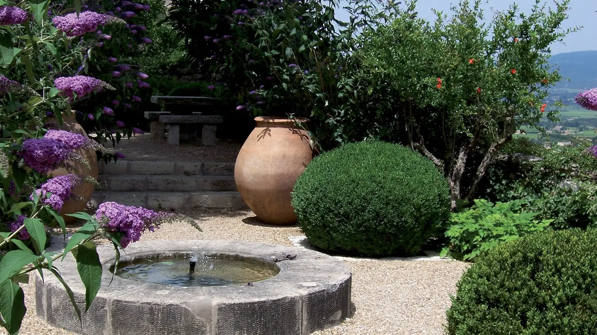 Ménerbes jardin et fontaine