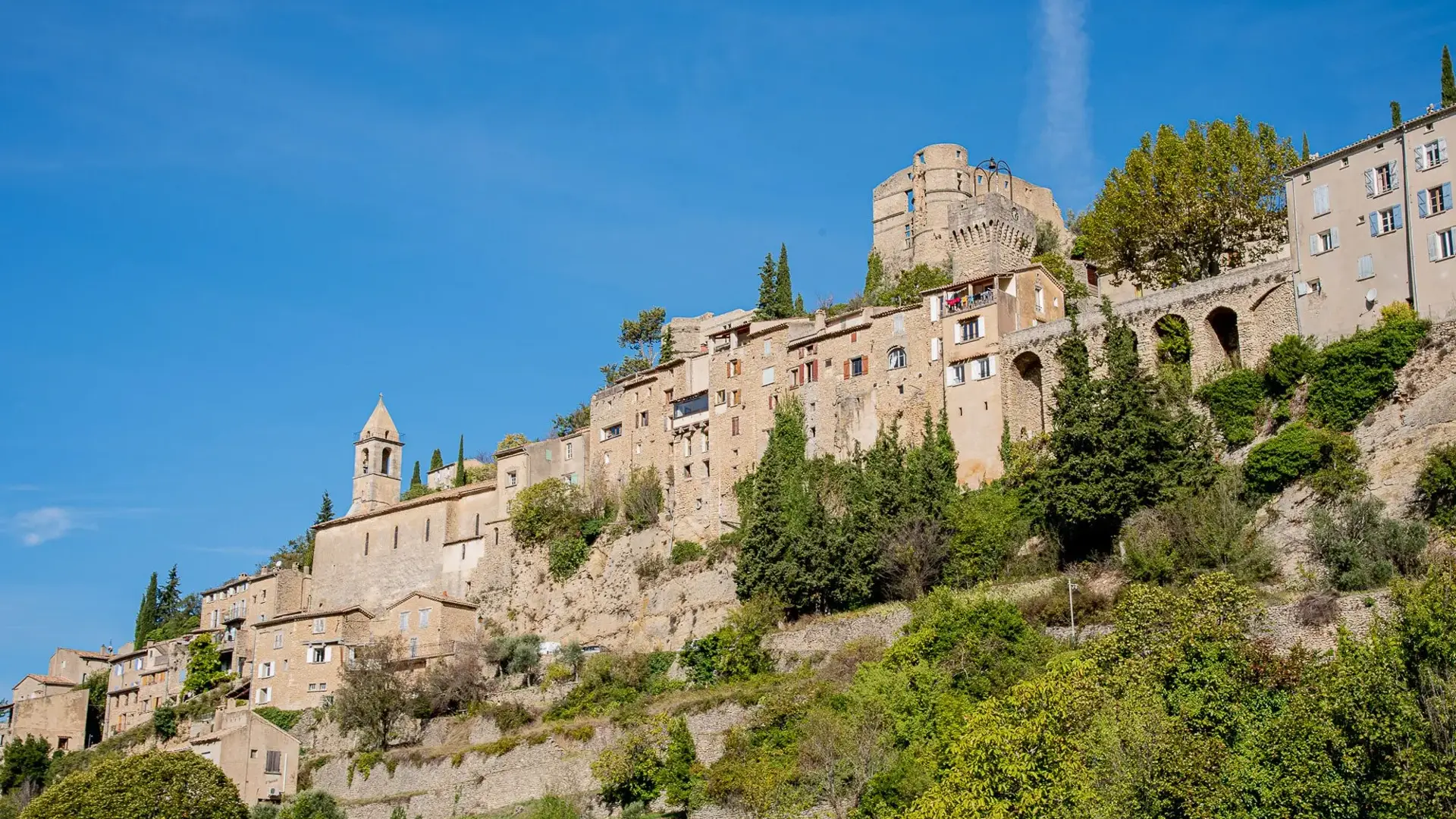 Montbrun-les-Bains façades village