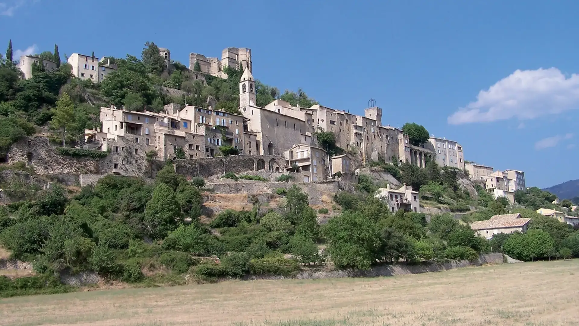 Montbrun-les-Bains vue d'ensemble