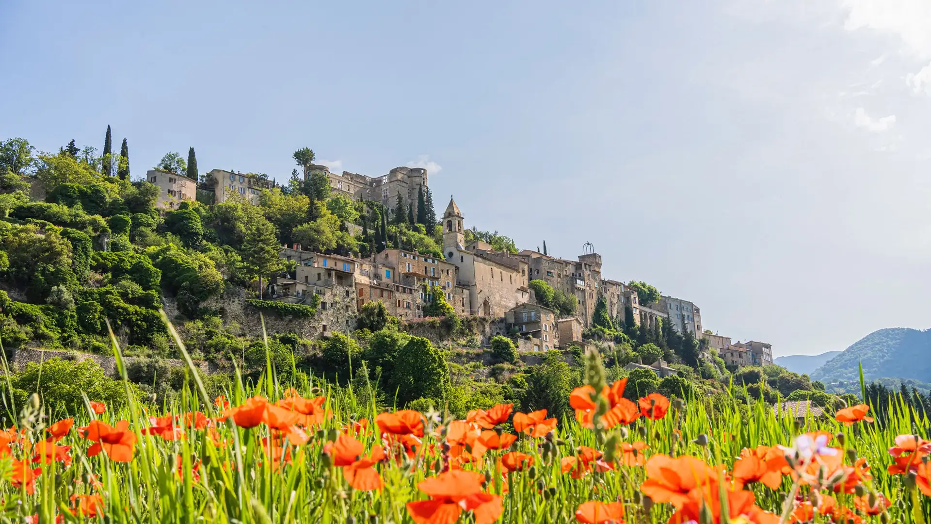 Montbrun-les-Bains, vue sur le village depuis les champs de coquelicot.