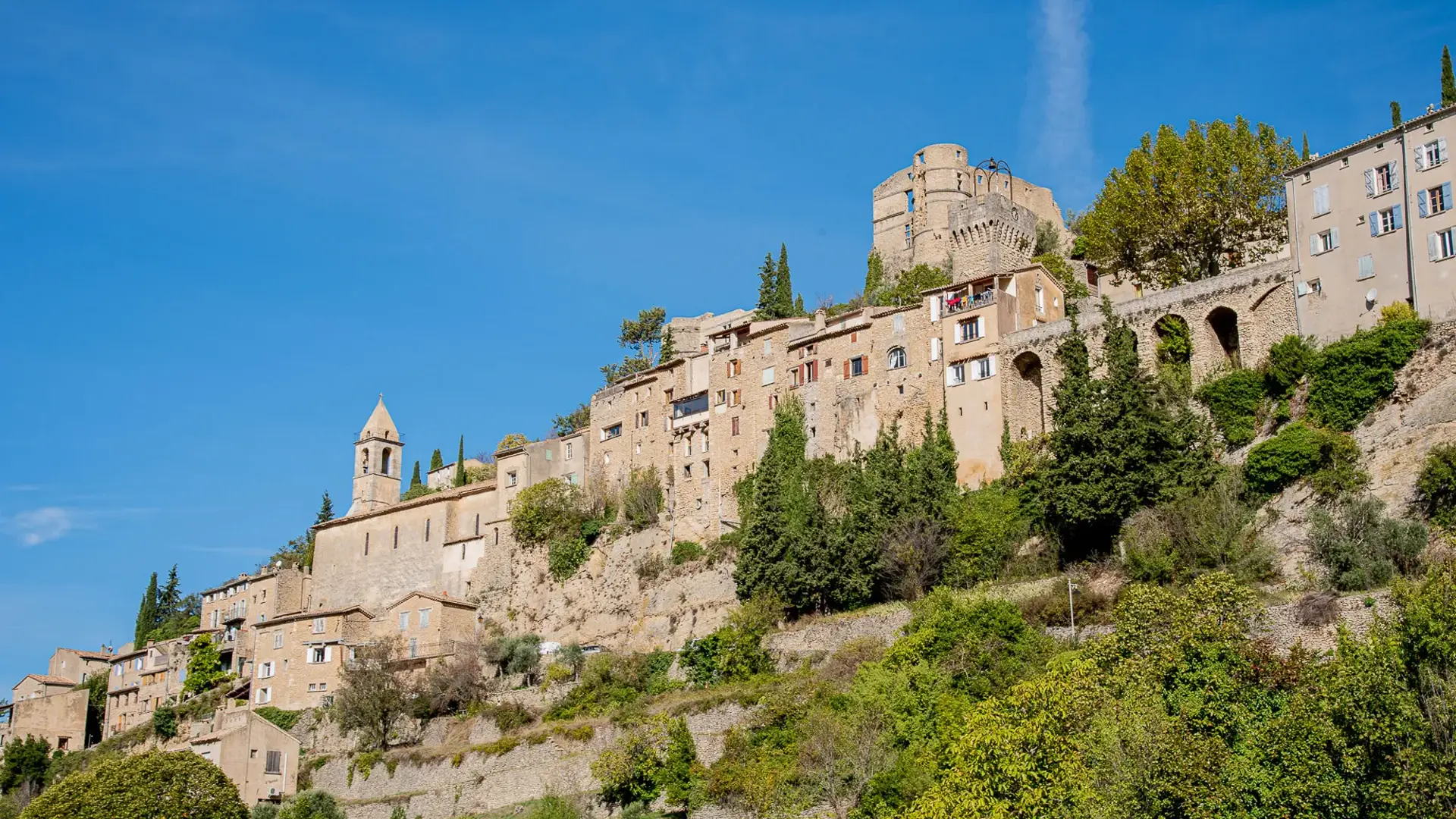 Montbrun-les-Bains, vue sur les façades hautes.