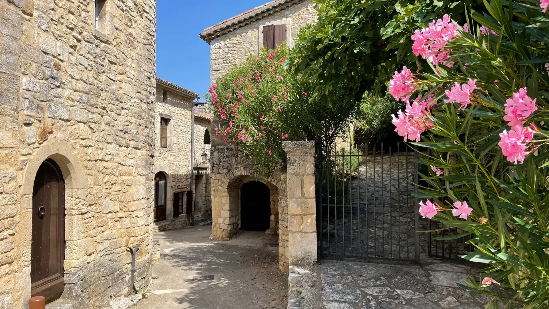 Montclus, rue fleurie