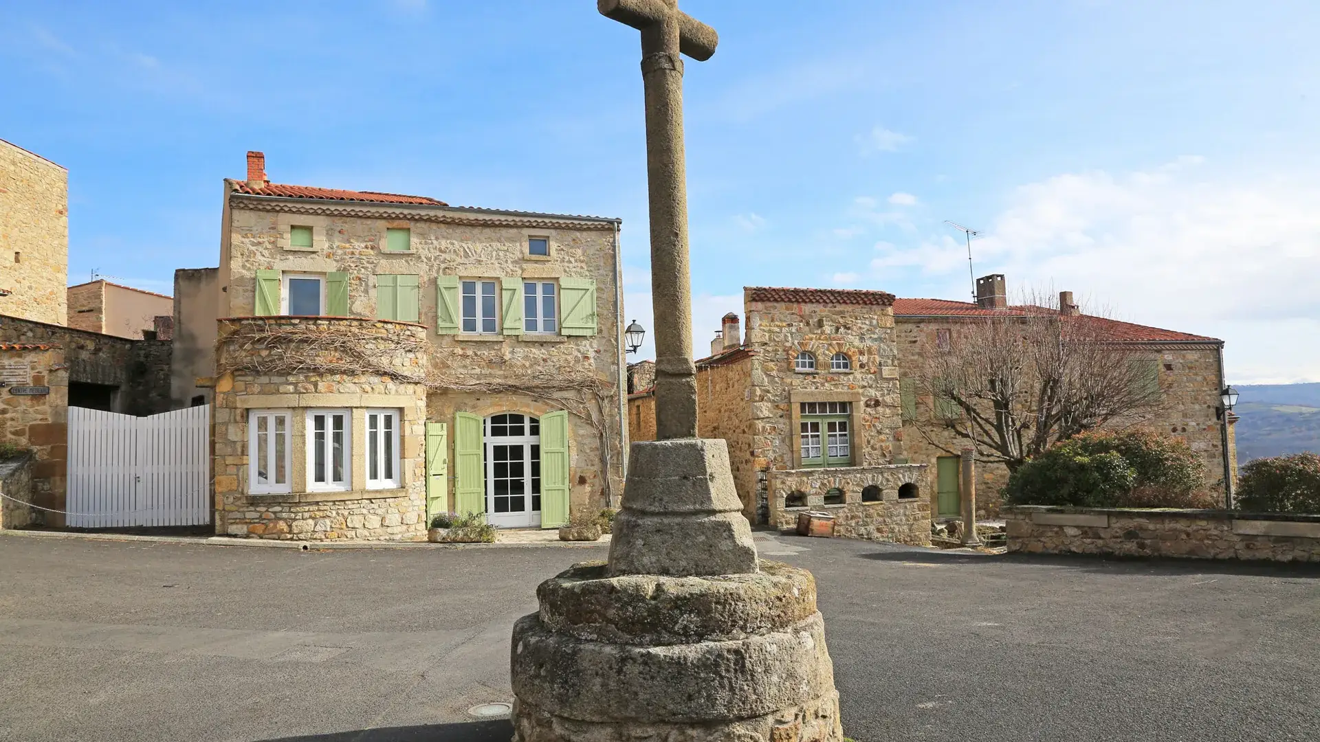 Montpeyroux, place et calvaire