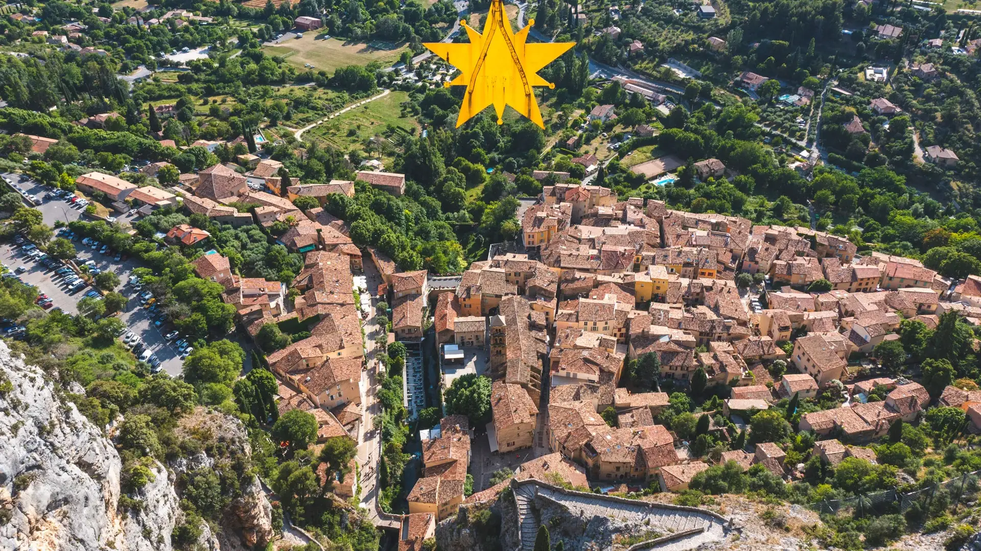 Moustiers-Sainte-Marie, l'étoile au-dessus du village