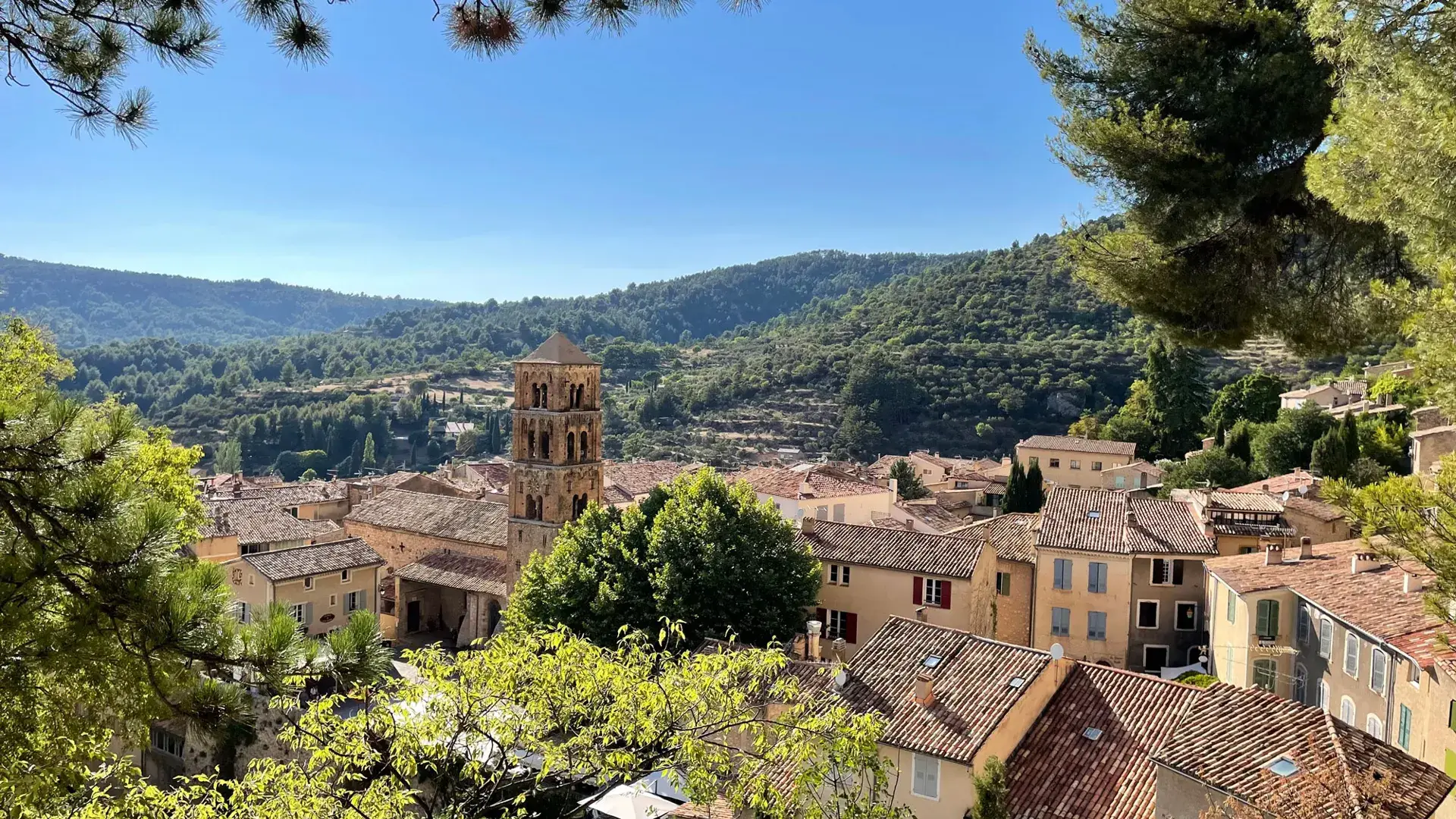 Moustiers-Sainte-Marie, vue sur les toits et les paysages
