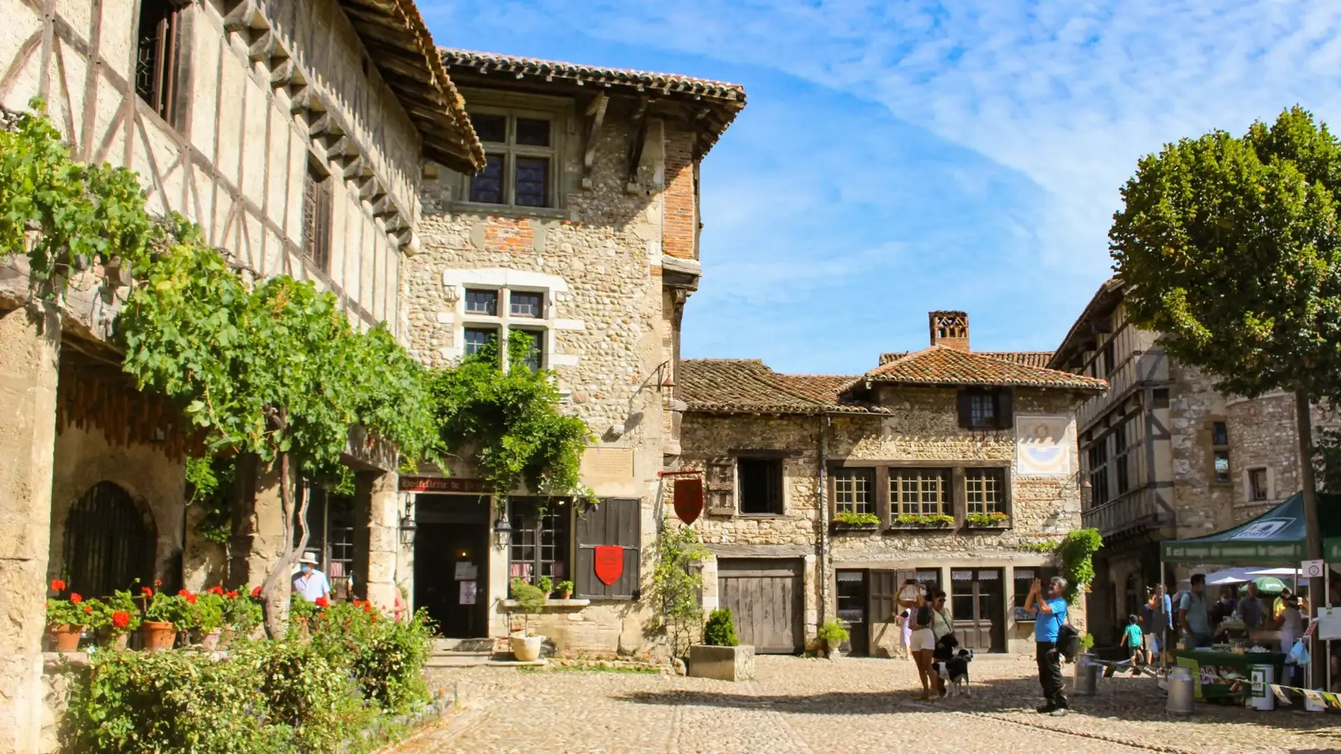Pérouges place du tilleul