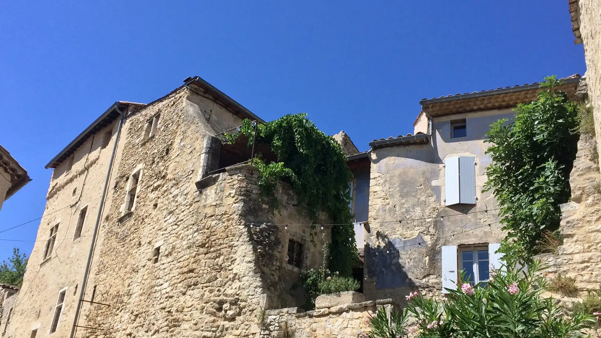 Le Poët-Laval façades fleuries