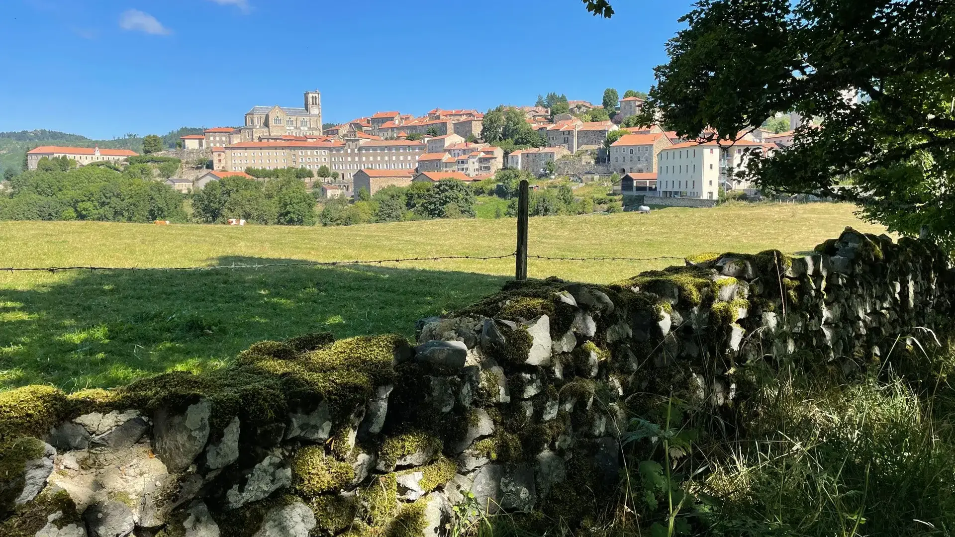 Pradelles vue chemin faisant