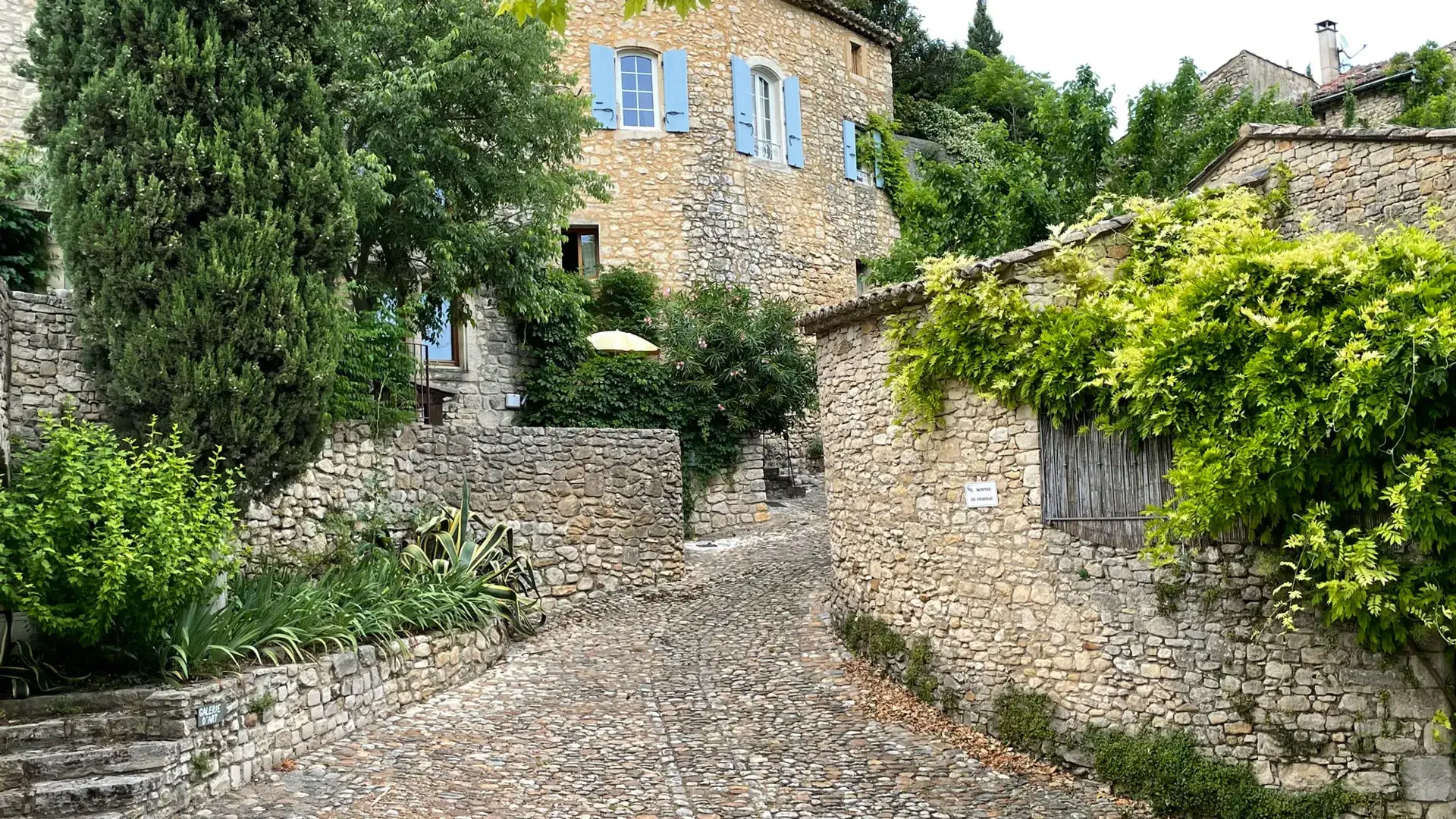 La Roque-sur-Céze, rue pavée