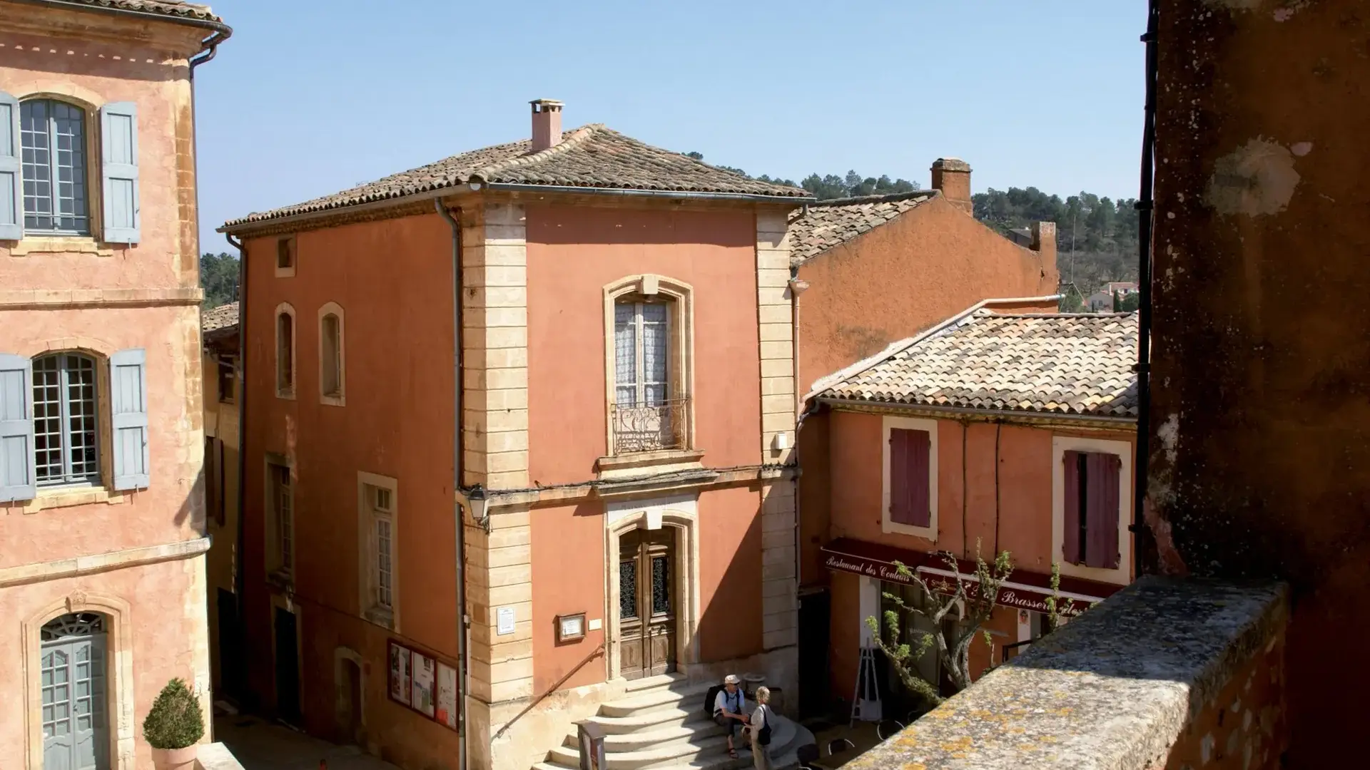 Roussillon vue place de la mairie