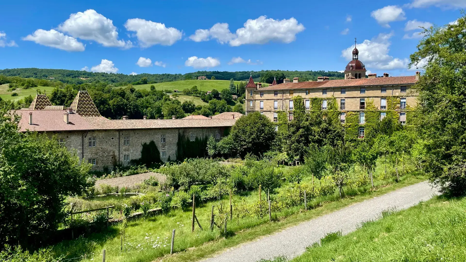 Saint-Antoine-l'Abbaye, abbaye et jardins