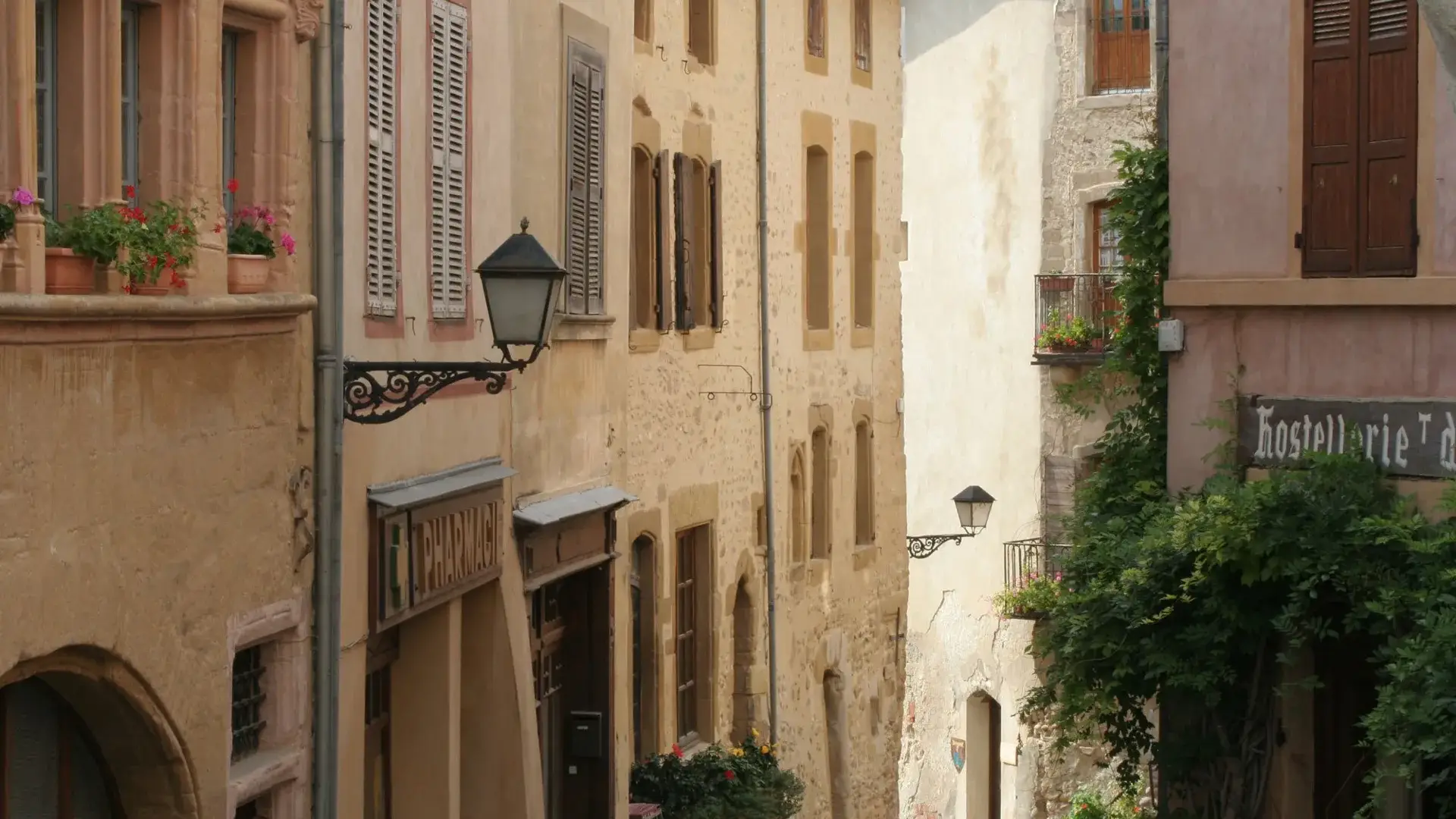 Saint-Antoine-l'Abbaye, Rue Haute