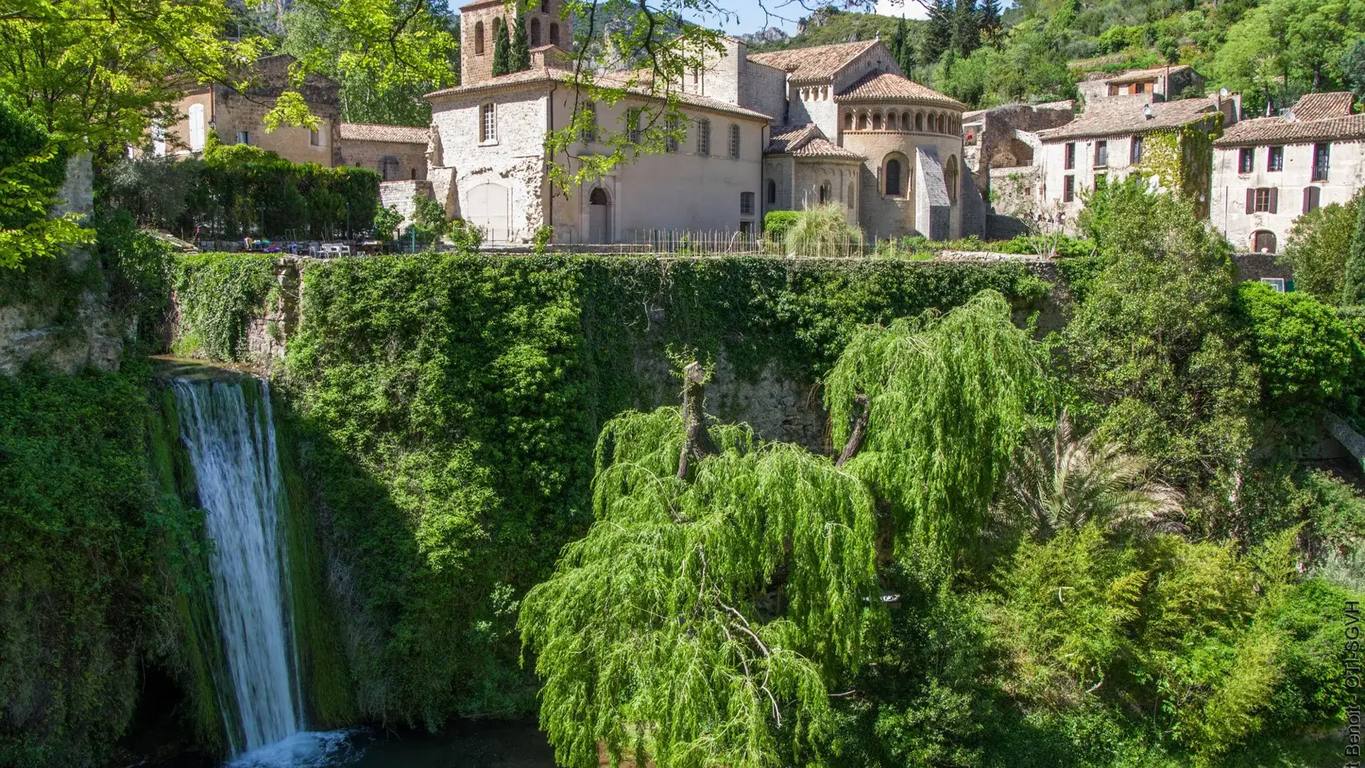 Saint-Guilhem-le-Désert abbaye, village et cascade