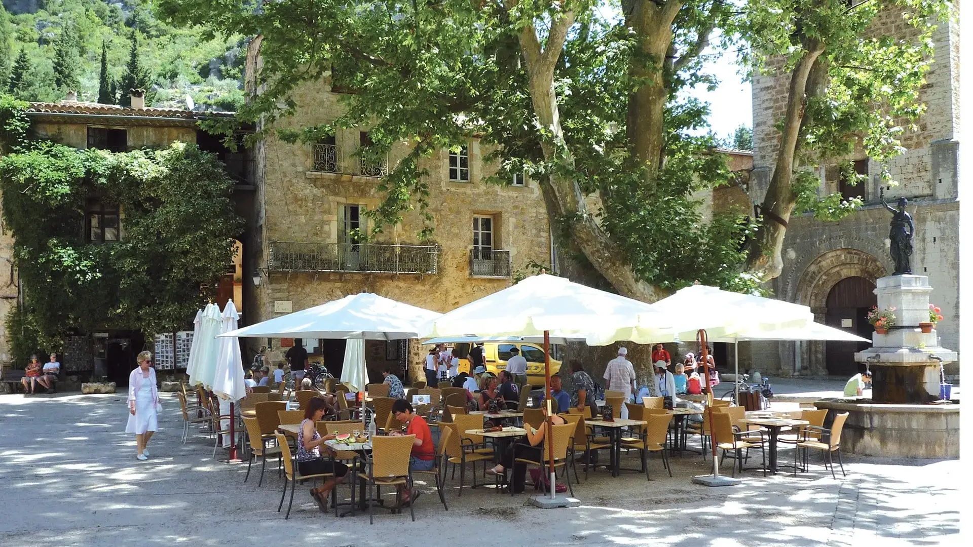 Saint-Guilhem-le-désert place village