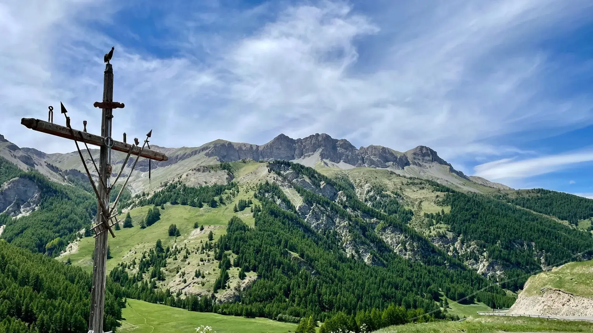 Saint-Véran croix de mission et montagne