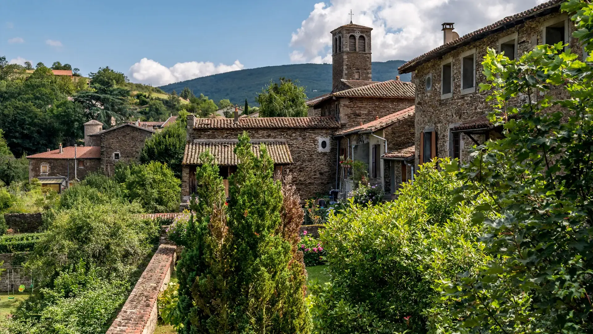 Sainte-Croix-en-Jarez, vue côté jardins