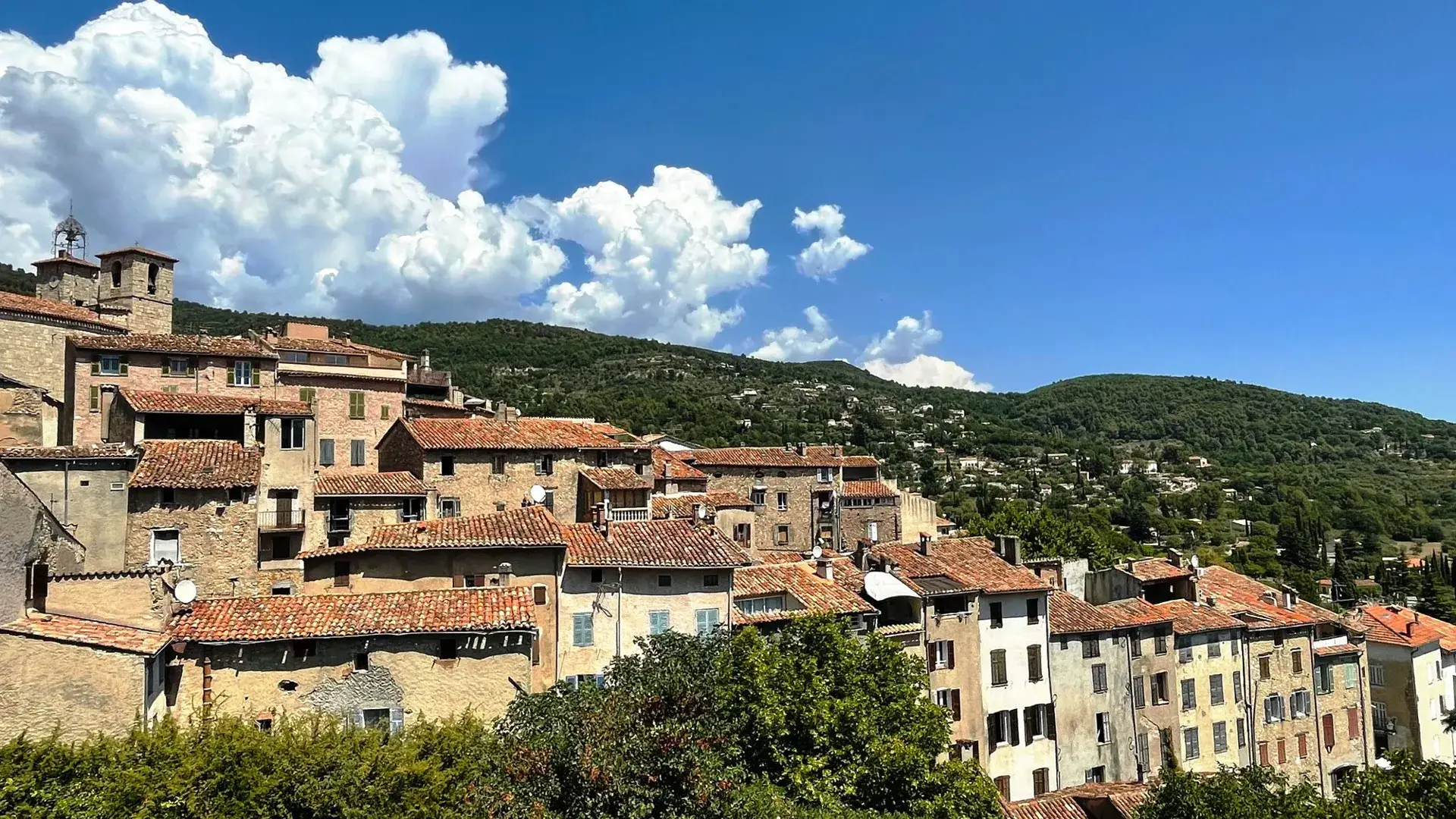 Seillans silhouette front bâti