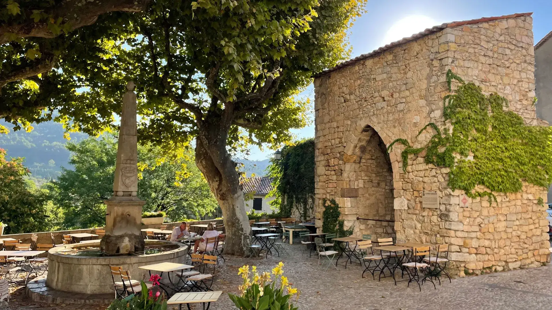 Seillans terrasse et porte sarrazine